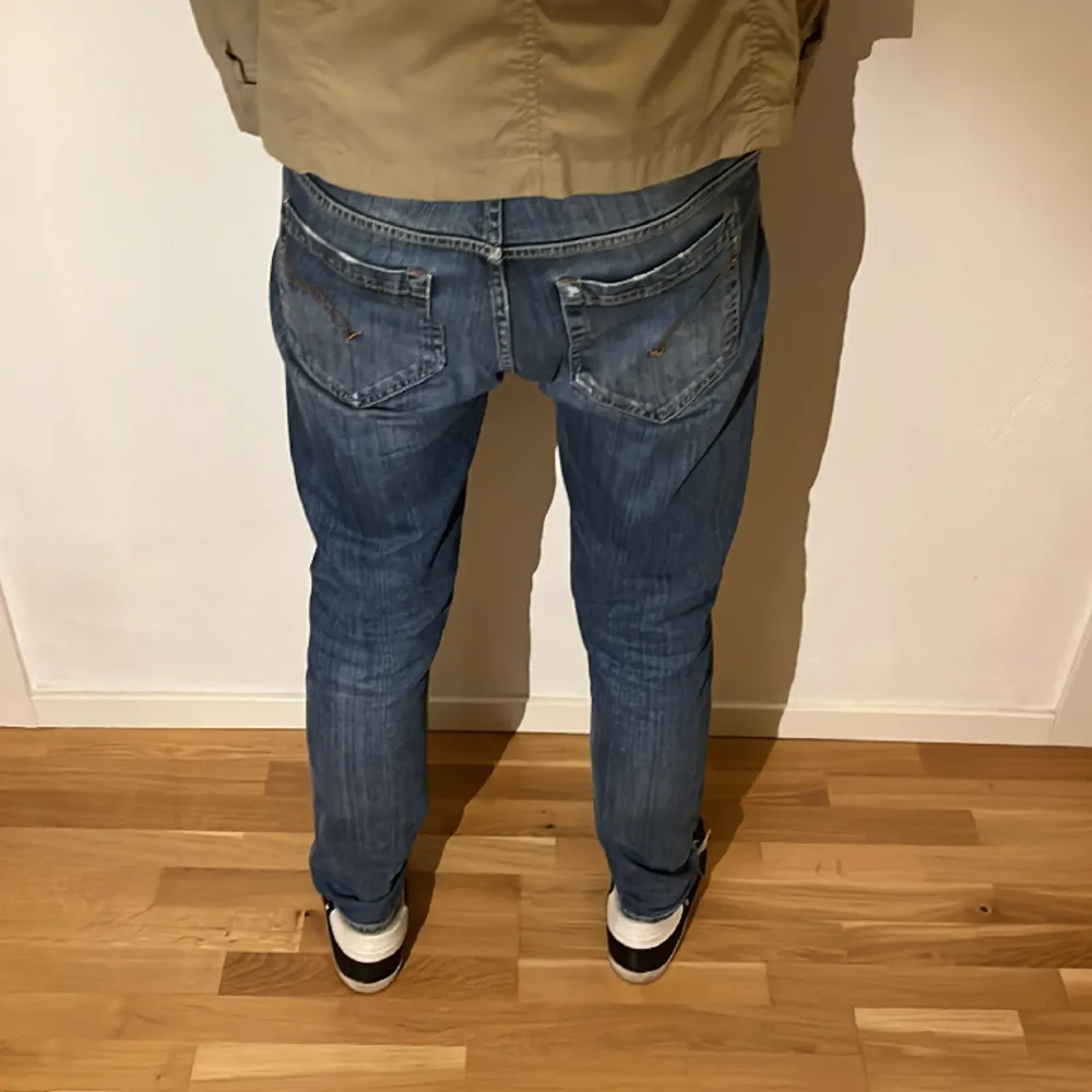 Dondup jeans i modellen George, storlek 35, nya. Nypris : 3599kr - Vårt pris : 899kr. Modellen är 187 och väger 81kg. Hör av er vid frågor!/SS. Jeans & Byxor.