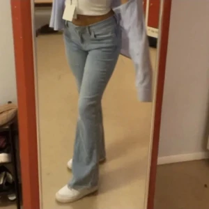 Low waist Jeans - Ett par low waist flare jeans från Gina Tricot. Säljer då jag tycker dom är lite stora på mig☺️ super sköna och de har inga defekter. Pm om du har några funderingar💕 använd gärna köp nu!