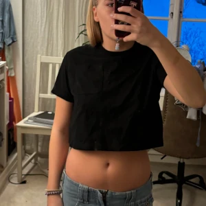 Cropped tshirt  - Kortare tshirt med en liten ficka