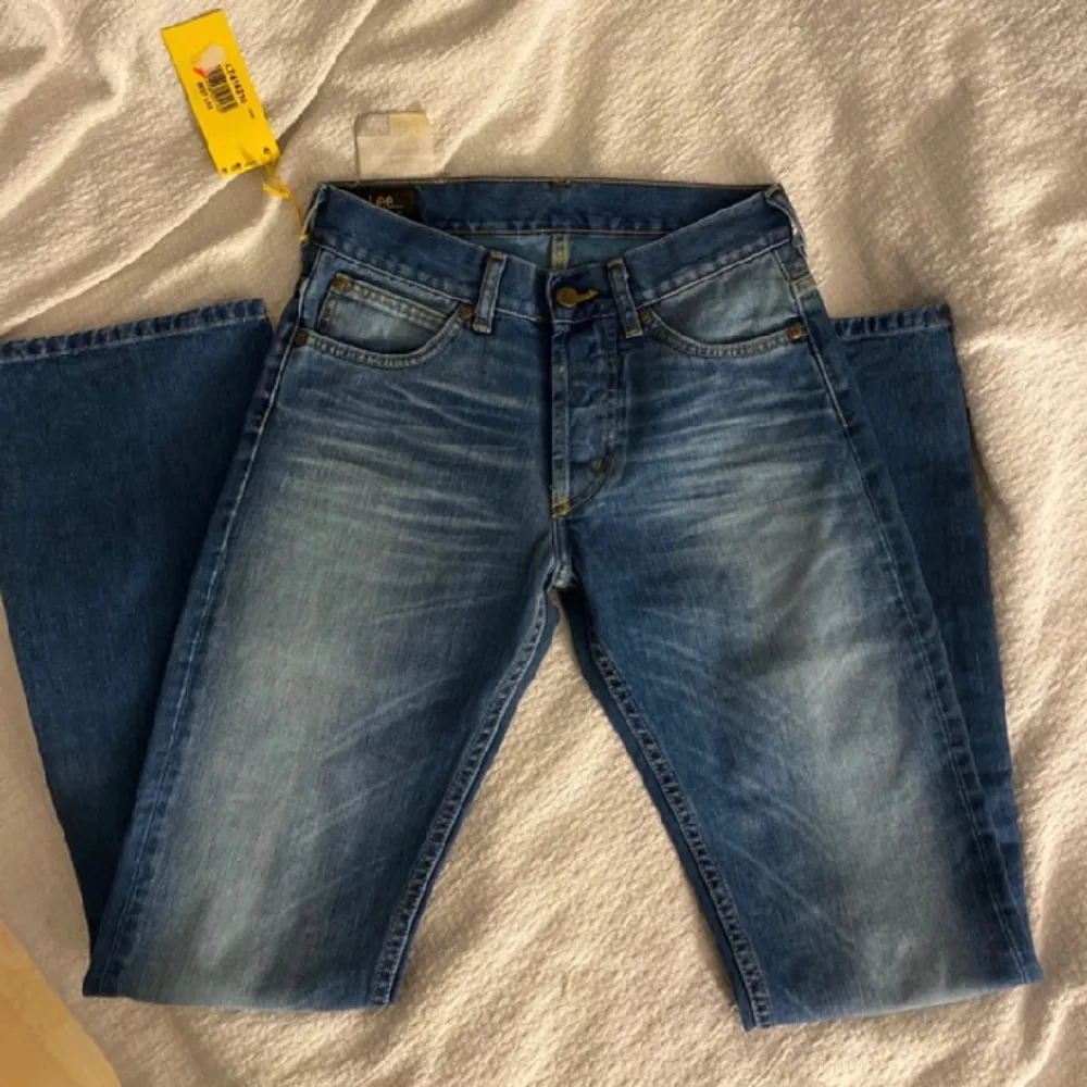 Helt oanvända lee jeans som är riktigt snygga!! W: 27 L:32 innerbenlängd: 80 cm Jeansen är mer flare och midd i midjan. 450 kr plus frakt!. Jeans & Byxor.
