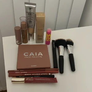 Smink - hej, säljer lite av mitt smink som jag verkligen inte behöver. om ni undrar över priset på något, skriv privat 💗 (allt är i bra skick) (ingen Caia stick) de är en läppstift ❤️