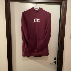 Levi’s Hoodie - Säljer denna fina Levi’s hoodie i fin färg. Sällan använd och säljs i fint skick. Hämtas strax utanför Växjö i Ingelstad.