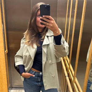 Meotine jacka  - Säljer denna superfina korta trenchcoat i storlek M/L från Meotine. Använd ett fåtal gånger så skicket är som nytt.  Nypris 4200kr  