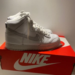 Nike Sb dunk high pure platinum - Nike Sb dunk high pure platinum Cond 7,5/10 skitig undersida Og all  