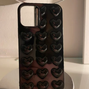 Hjärt skal- iPhone 12  - Säljer detta svarta hjärtskal ifrån SHEIN. Använt men ingen som syns. Jätte fint verkligen men kommer inte till användning. Säljer för 25kr+frakt