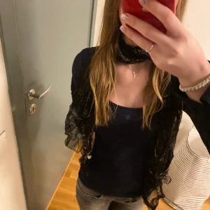 Scarf💞 - Fin svart scarf som kan göra en outfit uppklädd, men också göra att den ser lite mindre tråkig ut. Säljer då jag inte använt den så den är i mycket fint skick 💞