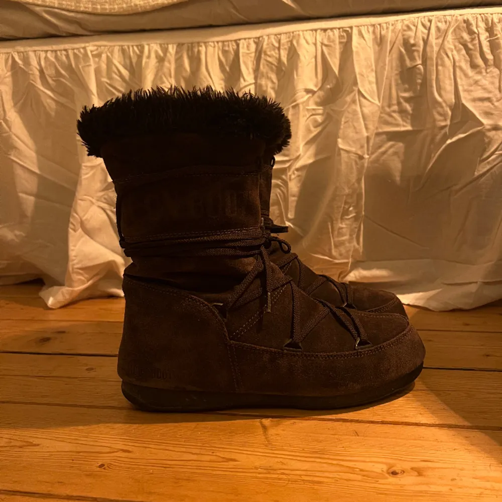 Säljer ett par moon boots i storlek 41 då de inte längre kommer till användning. Skorna är använda men i fint skick. Finns på Kungsholmen alt. kan mötas upp vid Tc. Kan också skickas men köparen står för frakten. . Skor.