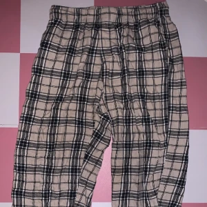 Pyjamasbyxor  - Säljer dessa fina pyjamasbyxor som man kan dra åt i midjan då det finns ett snöre innanför 