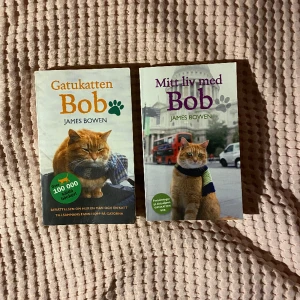 Katten Bob böcker  - Säljer boken Gatukatten Bob och uppföljarboken Mitt liv med Bob. Båda böckerna är i mycket fint skick! Liten pocket och språket är svenska. Böckerna kostar 100 kr tillsammans, 50 kr för en bok. Frakt tillkommer!