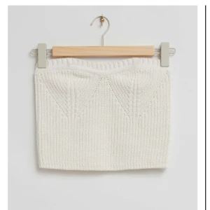 Vit bandeau topp - Vit bandeau topp från Other stories i storlek S. Väldigt fint skick, knappt använd. Nypris 600kr