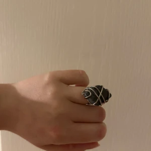 Ring - Jättevacker silvrig ring med sten i. 