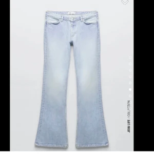 Lågmidjade Zara jeans - Ljusblå lågmidjade jeans från zara, storlek 40 men skulle säga att dom är mindre i storleken💗 Aldrig använda💗