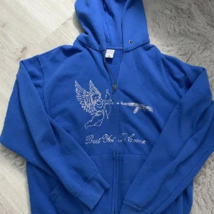 Zipup tröja  - Jag säljer min best yet to come zipup tröja för den kommer inte riktigt till användning.