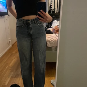 Jeans - Blåa jeans som jag knappt använt eftersom de inte satt som jag väntat mig. Trovärdiga i storlek och mycket bekväma. Nypris 300 kr