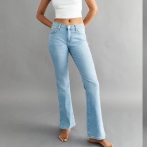 low waist bootcut - Säljer dessa lågmidjade bootcut jeansen från gina tricot i storlek 38, köpt på mos i Stockholms i april Jättefint skick och knappast använda! 💕 Passar 36 också.