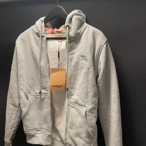 Burberry zip - 10/10 skick oanvänd burberry zip. Säljer för den va för liten när jag fick den.