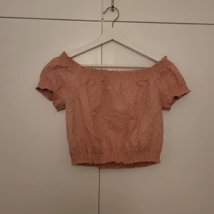 Midjetopp med/utan off-shoulder - En midjetopp som man kan ha som en vanlig T-shirt eller ha off-shoulder. Färg: Ljusrosa