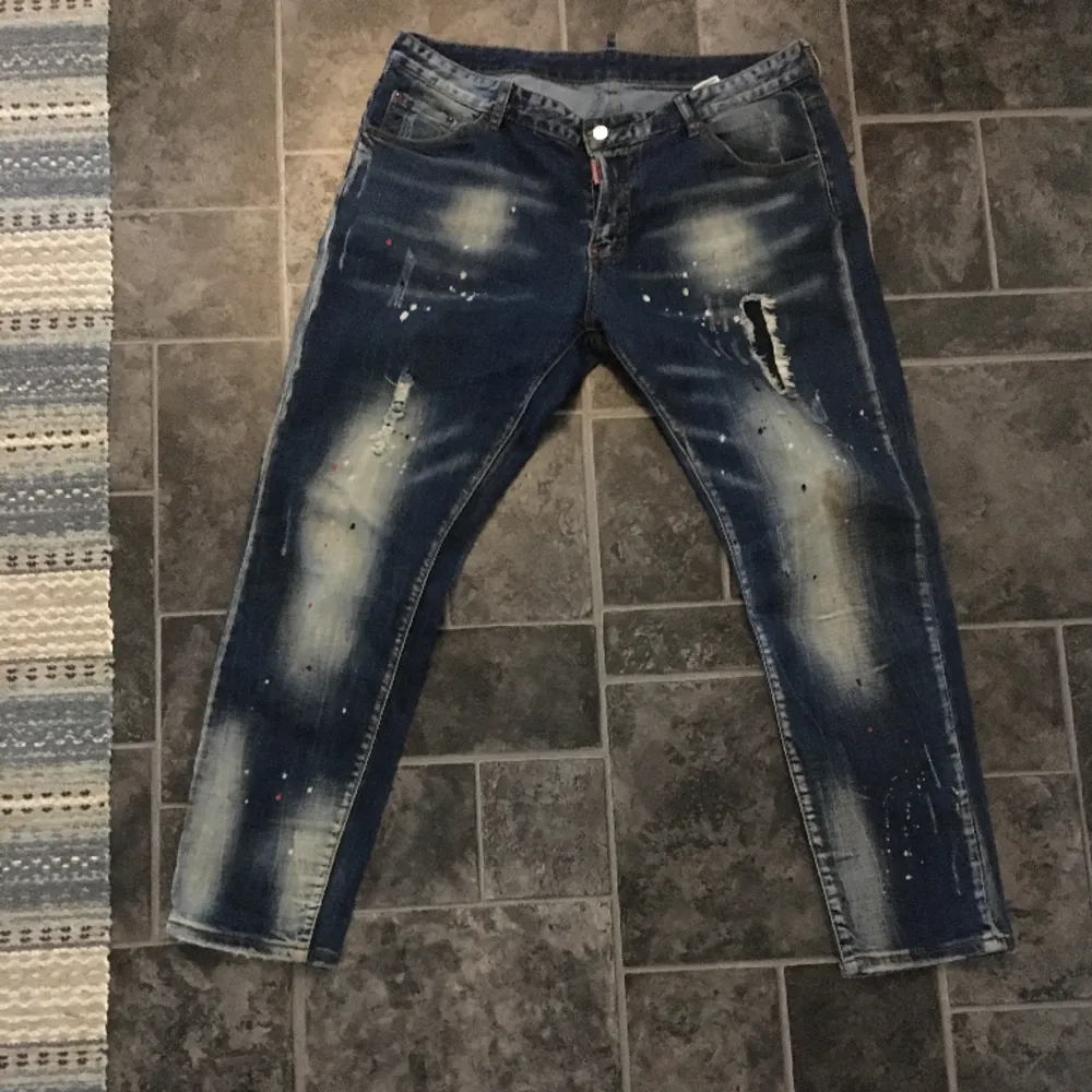 Blå dsquared2 jeans. Oanvända och bra kvalitet. Köpt för över 1000kr. Säljer pga för stora för mig.. Jeans & Byxor.