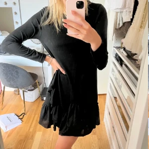 Volang klänning - Säljer denna snygga miniklänning från Chica London, HEKT NY MED LAPPEN KVAR! Den är fin stickad och med volanger ned till