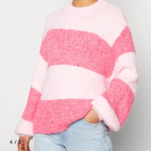 Stickad tröja från Gina Tricot - Säljer denna fina tröja från Gina tricot som är i väldigt fint skick! Skriv privat för fler bilder😌 köparen står för frakten!