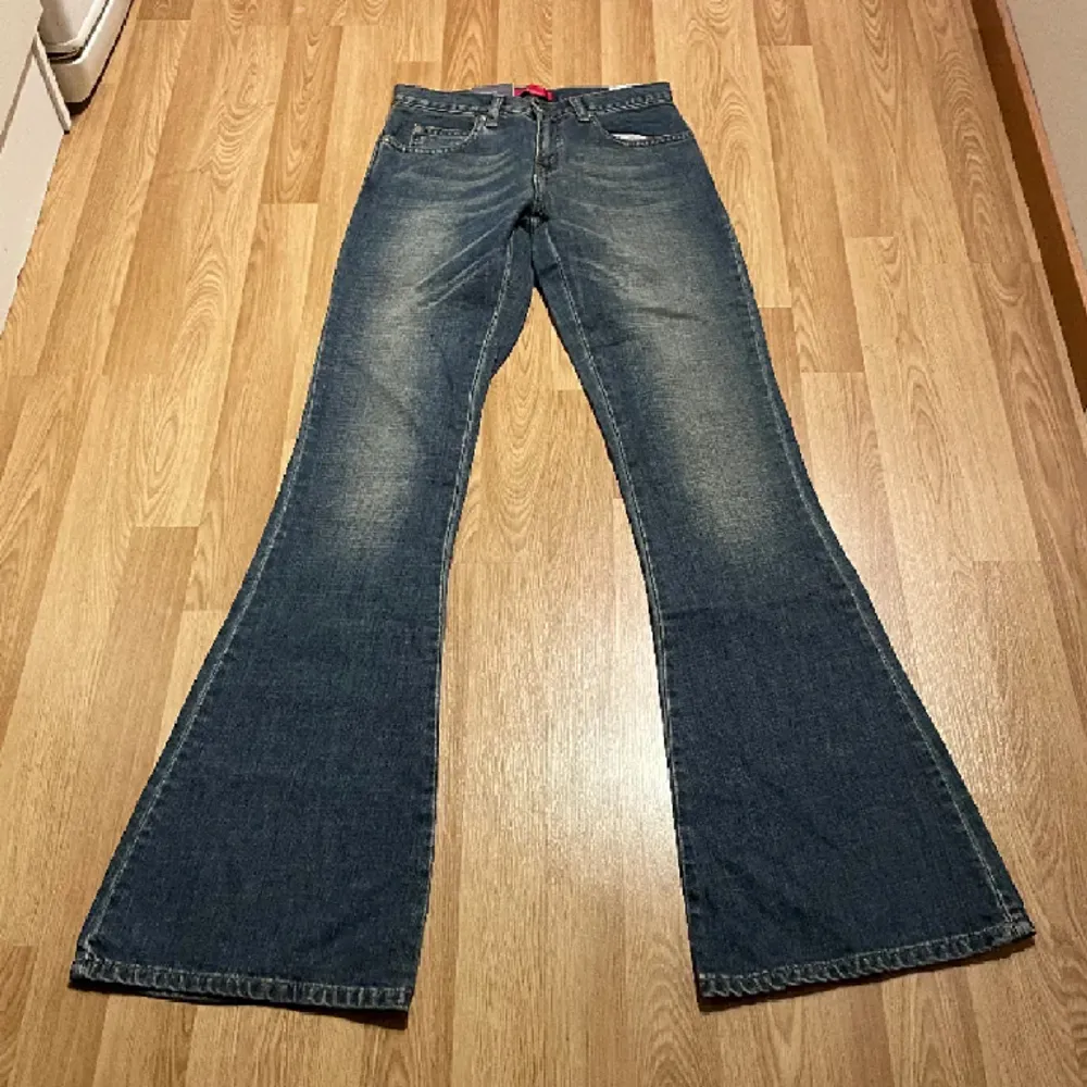 Fina lågmidjade bootcut jeans säljer då de tyvärr inte passade mig. Köpta här på Plick med de är helt nya med lappar kvar.💞innerbenslängd 85 midjemått rakt över 33 cm (bilderna är lånade). Jeans & Byxor.