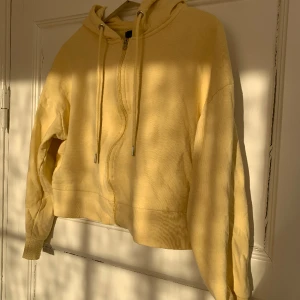 Kort zipup - Kort ljusgul Zipup från Lager 157 i storlek XS/S. Har inga fläckar eller hål.