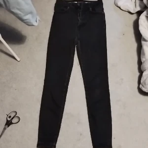 Svarta skinny jeans - Använda svarta skinny jeans, stretchiga och i storlek S/M. Alla kläder jag säljer tvättas såklart innan leverans, frakt kostar inte och kan även gå med på prissänkning om de behövs:) Köpte dem för ungefär 400-450