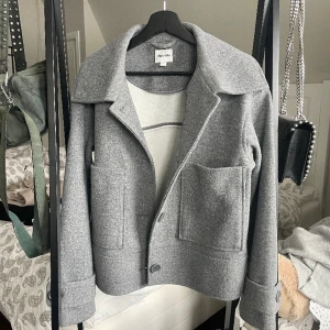 Grå kort kappa - Köpt oktober 2023, sparsamt använd. Nypris 899, storlek s, mycket fint skick