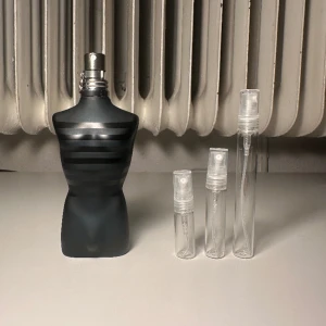 JPG Ultra Male Samples - JPG Ultra Male splittar på 2/3/5/10 ml till pris av 40/55/90/170 kr respektive, kan köpas i bunt med respektive andra parfymer från min samling.
