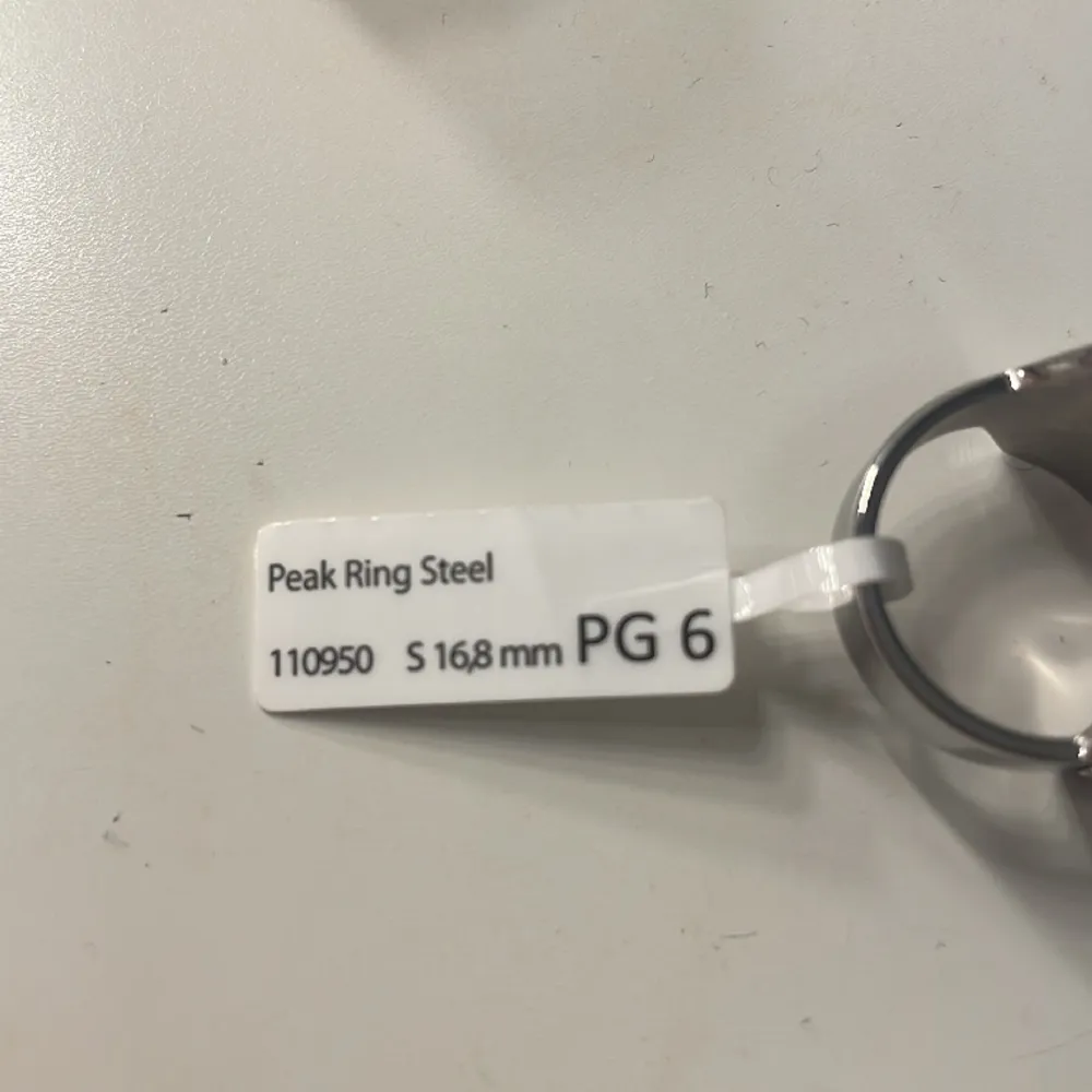 Säljer pga fick denna i julklapp och hade redan den❤️ älskar denna ring super snygg . Accessoarer.