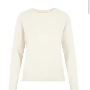 Populär stickad tröja från Veromoda i kräm vit. Sjuk mjuk och har en super fin passform!Köpts nu i höstas men aldirg kommit till användning💓💓 Hör av dig vid frågor💓