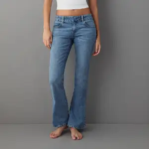 Helt oanvända lågmidjade jeans från Gina! Lappen kvar. Nypris 499kr och dom är helt slutsålda🩷 OBS dom är i petite!! ”Y2k petite bootcut jeans”