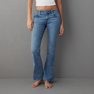 Lågmidjade bootcut jeans - Helt oanvända lågmidjade jeans från Gina! Lappen kvar. Nypris 499kr och dom är helt slutsålda🩷 OBS dom är i petite!! ”Y2k petite bootcut jeans”