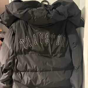 Trapstar Jacka - Hej säljer nu min nästan oanvända Trapstar jacka då jag inte använt den för att den är något för kort i armarna. Jackan är i otroligt bra skick, det är storlek M i jackan och har en detachable luva. Pris kan diskuteras och jag har orderbekräftelsen 