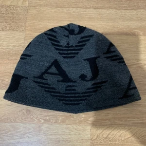 Armani Jeans Beanie - En unik Armani Jeans mössa. Mössan är använd men är i mycket bra skick. Priset kan diskuteras vid snabbaffär! 