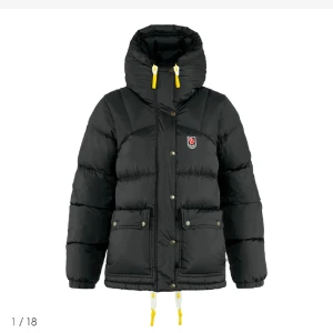 Fjällräven jacka  - Säljer min FJÄLLRÄVEN EXPEDITION DOWN LITE JACKET. Jackan är i väldigt bra skick och använd ca 2 vintrar. Färgen är svart och storleken är S. Pris kan diskuteras vid snabb affär. 