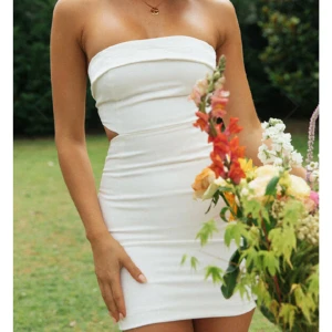 Dennis Maglic klänning - Super fin vit klänning som aldrig blivit använda, därav som helt ny. Hon på bilden har storlek XS