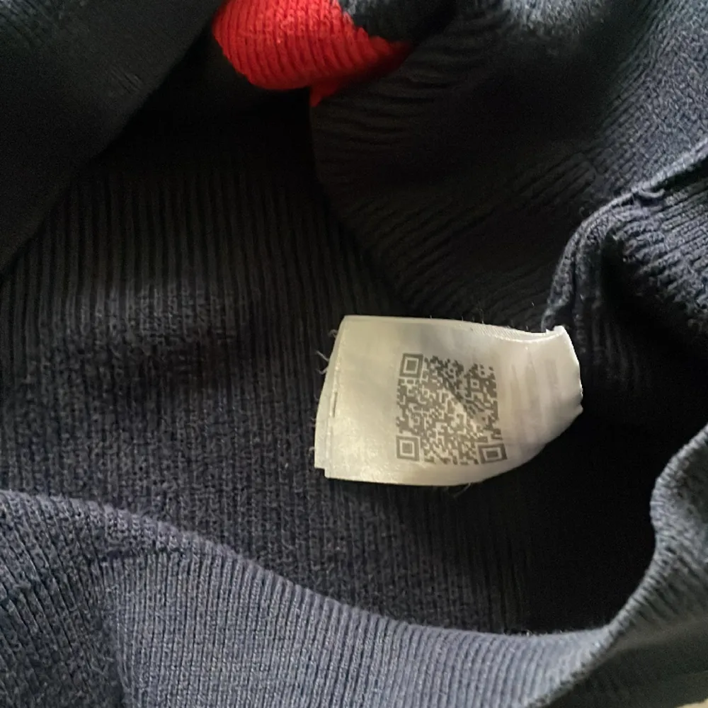 Storlek xxl passar xl mycket bra, tröjan är bara använd ett par gånger och är i fint skick inga konstigheter!. Tröjor & Koftor.