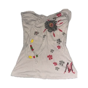 Tube topp  - Somrig Tube topp med mönster och pärlor Använd ett fåtal gånger men precis som ny!