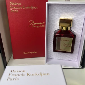 Maison Francis Kurkdjian Baccarat Rouge Elixir - Storlek: 70ML (Enbart tagit 5-10 spray) Baccarat Rouge Elixir (EXDP) Nypris: 3980kr (2024 NK) Passar både killar och tjejer 