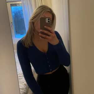 Kofta  - Fin kofta från JDY som jag använt såhär som tröja mer. Superhärlig färg och så skön💙