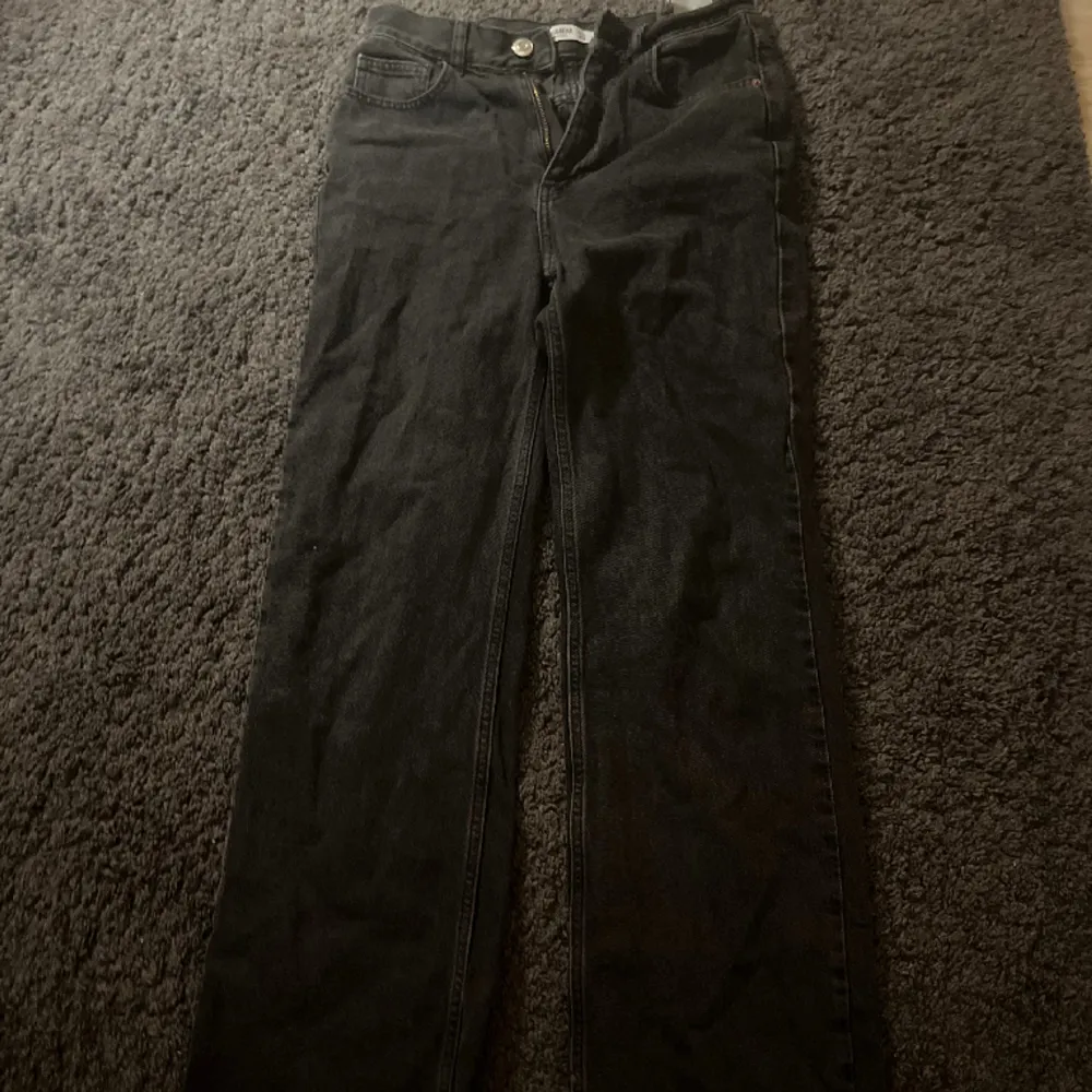 Ett par jeans som jag fick av min kusin som jag själv aldrig använt, men skulle säga att dom är i bra skick kanske lite slitna💕 . Jeans & Byxor.