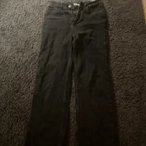 Ett par jeans som jag fick av min kusin som jag själv aldrig använt, men skulle säga att dom är i bra skick kanske lite slitna💕 