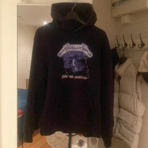 Blå svart metallica hoodie - Medium 