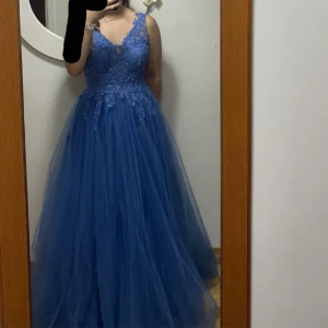 Balklänning  - DÅLIG BILD- säljer denna OTROLIGT snygga balklänningen som verkligen ger en prinsess vibe. Köptes i Frankrike till ett bröllop för 5000kr, endast använd 1 gång. Absolut FELFRI! Stl 36, har dragkedja baktill❤️ skriv gärna för fler bilder!! 