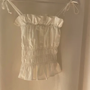Vit sommartopp - Säljer denna super fina somnartopp som passar perfekt till både vardags och till festligare tillfällen💞 