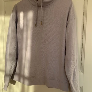 Luvtröja SOC - Tunn ljuslila luvtröja från SOC i storlek S. Har inga fläckar/hål och är i hyfsat bra skick.