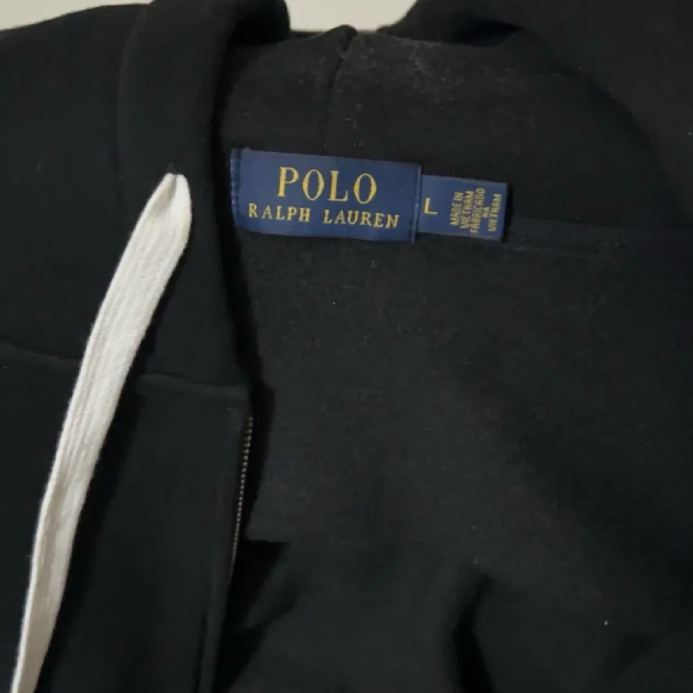 Polo zip up använd ett fåtal gånger i nyskick inga defekter alls. Strl L men passar M också . Tröjor & Koftor.