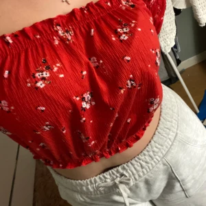 Topp - En jättegullig topp som jag köpt på H&M för många år sen 🤍 Står storlek S men den är stretchig och passar mig som är storlek M ☺️ Köparen står för frakt 📦 