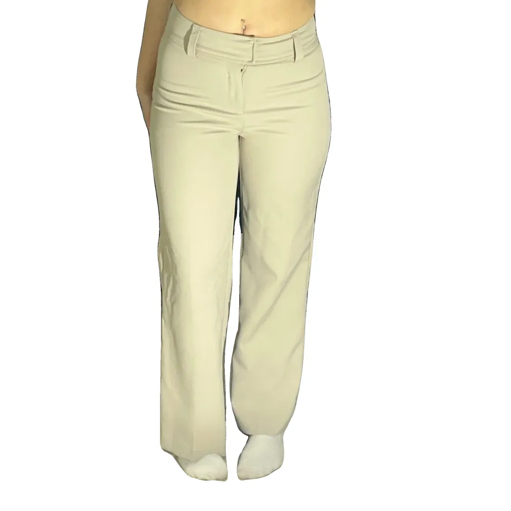 snygga beiga byxor från GinaTricot! bra skick❣️. Jeans & Byxor.
